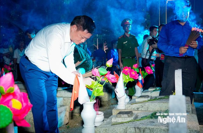 Bí thư Tỉnh ủy, Trưởng Đoàn ĐBQH tỉnh Nguyễn Khắc Thận dâng hương tưởng niệm các Anh hùng liệt sĩ. Ảnh: Phạm Bằng