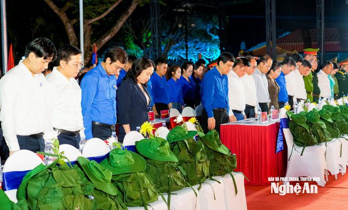 Bí thư Trung ương Đảng, Phó Chủ tịch nước Võ Thị Ánh Xuân cùng lãnh đạo các bộ, ngành Trung ương, tỉnh Nghệ An tưởng niệm các Anh hùng liệt sĩ. Ảnh: Phạm Bằng