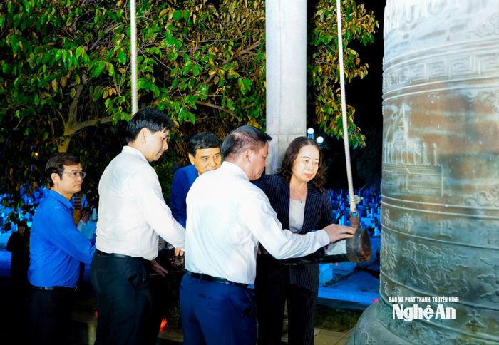 Bí thư Trung ương Đảng, Phó Chủ tịch nước Võ Thị Ánh Xuân cùng lãnh đạo các bộ, ngành Trung ương, tỉnh Nghệ An thỉnh chuông. Ảnh: Phạm Bằng