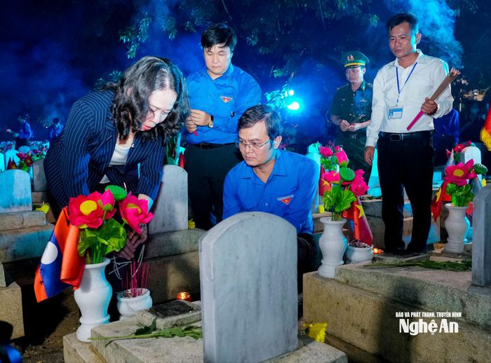 Bí thư Trung ương Đảng, Phó Chủ tịch nước Võ Thị Ánh Xuân dâng hương tưởng niệm các Anh hùng liệt sĩ. Ảnh: Phạm Bằng