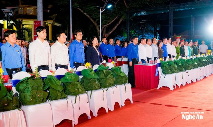 Bí thư Trung ương Đảng, Phó Chủ tịch nước Võ Thị Ánh Xuân cùng lãnh đạo các bộ, ngành Trung ương, tỉnh Nghệ An thực hiện nghi thức chào cờ. Ảnh: Phạm Bằng