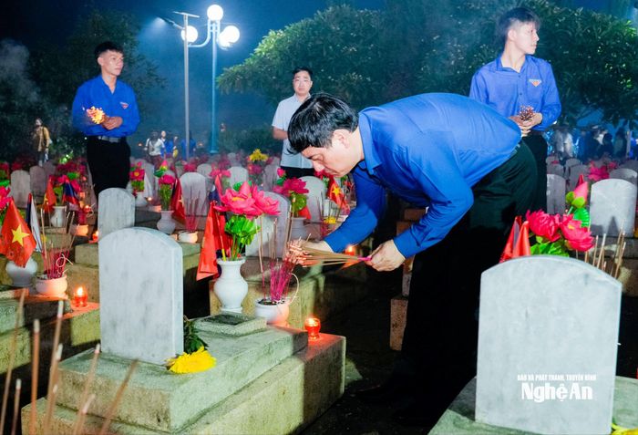 Chủ nhiệm Ủy ban Văn hóa và Xã hội của Quốc hội, Chủ tịch Hội Hữu nghị Việt Nam - Lào Nguyễn Đắc Vinh dâng hương tưởng niệm các Anh hùng liệt sĩ. Ảnh: Phạm Bằng