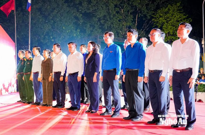 Bí thư Trung ương Đảng, Phó Chủ tịch nước Võ Thị Ánh Xuân cùng lãnh đạo các bộ, ngành Trung ương, tỉnh Nghệ An dâng hoa, dâng hương trước Tượng đài liệt sĩ. Ảnh: Phạm Bằng
