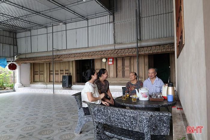 Ngôi nhà ba gian bằng gỗ của gia đình bà Trần Thị Xuân (thôn Sơn Phượng, xã Trường Lưu) vẫn được gìn giữ và sử dụng làm nơi sinh hoạt của gia đình đến ngày nay.