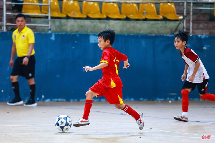 Dù hạn chế về thể hình nhưng Đức Mạnh thi đấu rất xuất sắc. Em là chốt chặn tin cậy nhất nơi hàng phòng ngự của đội bóng Hải Ninh. Lối chơi điềm tĩnh, phán đoán chính xác giúp hậu vệ này giành chiến thắng ở những tình huống tranh chấp tay đôi. Danh hiệu cầu thủ xuất sắc nhất giải là minh chứng cho tài năng của cầu thủ này.