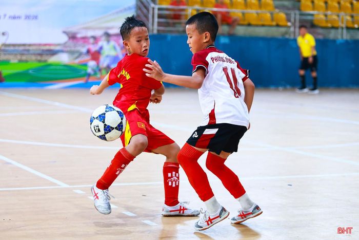 Một cái tên khác gây ấn tượng là cầu thủ Nguyễn Võ Trọng Nhân (áo trắng, đội bóng phường Sông Trí). Sở hữu kỹ thuật cá nhân khá nổi bật, Trọng Nhân là đối tác ăn ý với Đình Khang trên hàng công của đội.