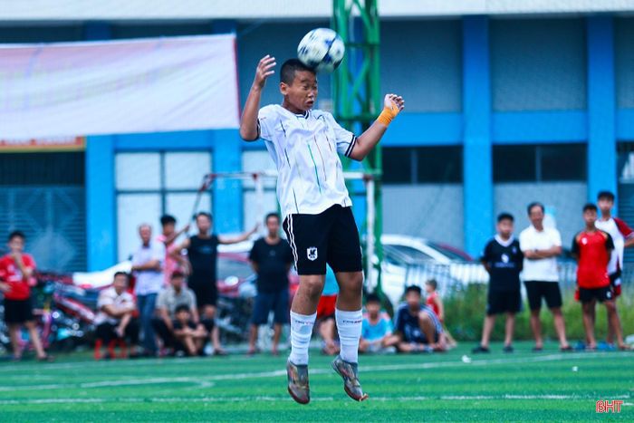 Hậu vệ Lê Nam Anh (đội bóng phường Thành Sen) giành giải cầu thủ xuất sắc nhất giải. Nam Anh hiện đang thuộc biên chế U13 Hồng Lĩnh Hà Tĩnh. Sở hữu thể hình khá tốt cùng lối đá chắc chắn, em chính là chốt chặn tin cậy nơi hàng phòng ngự của đội.