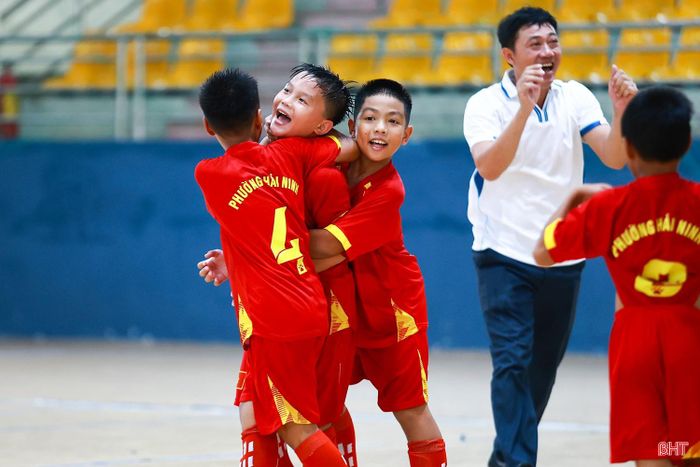 Giải đấu đã để lại nhiều cảm xúc cho người hâm mộ, cầu thủ và ban huấn luyện đội bóng. Đó là niềm hạnh phúc khi giành chiến thắng, nhưng cũng là giọt nước mắt khi để thua đầy tiếc nuối.
