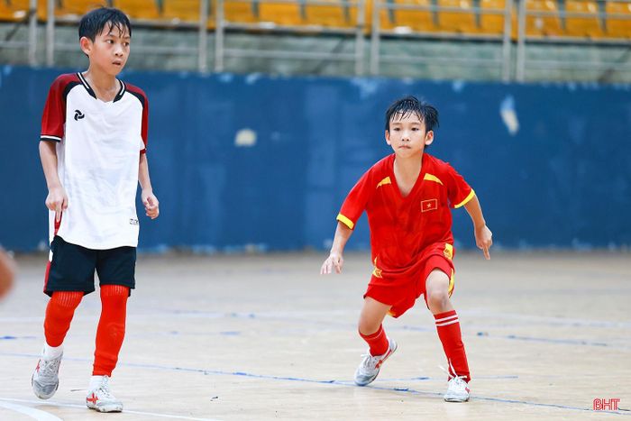 Không chỉ mang đến những trận đấu sôi nổi, Giải Bóng đá thiếu niên - nhi đồng Hà Tĩnh còn là nơi để nhiều cầu thủ nhí thể hiện tài năng, trong đó có nhiều em đã lọt vào "mắt xanh" của các HLV đội trẻ Hồng Lĩnh Hà Tĩnh. Ở nội dung nhi đồng, cái tên gây ấn tượng nhất là hậu vệ Võ Nguyễn Đức Mạnh (áo đỏ, đội bóng phường Hải Ninh).