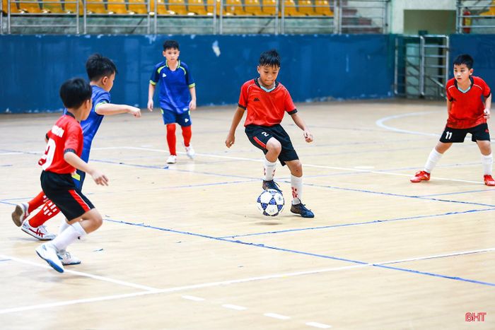Giải Bóng đá thiếu niên - nhi đồng Hà Tĩnh năm 2026 diễn ra từ ngày 20 – 25/7, có sự góp mặt của 39 đội bóng (22 đội bóng thiếu niên, 17 đội bóng nhi đồng) với gần 500 VĐV đến từ các xã, phường trên địa bàn tỉnh tham gia.