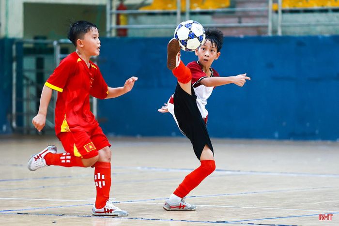 Tiền đạo Lê Đình Khang (áo trắng, đội bóng phường Sông Trí) là vua phá lưới ở nội dung nhi đồng với 12 bàn thắng. Sở hữu kỹ thuật cá nhân tốt, khả năng qua người cùng việc dứt điểm cả 2 chân là vũ khí giúp Đình Khang liên tục "xé lưới" đối thủ.
