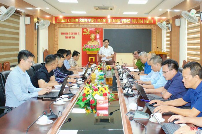 Phó Trưởng ban Quản lý KKT tỉnh Võ Tá Nghĩa chủ trì buổi làm việc với các doanh nghiệp đề xuất lắp ĐMTMN tại KKT Vũng Áng.
