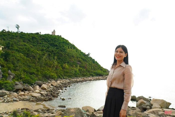  Chị Nguyễn Thị Trang - Phó Bí thư Đoàn xã Thạch Khê cho biết: "Trước đây, việc di chuyển lên khu vực này gặp khá nhiều khó khăn do chưa được đầu tư. Nay có tuyến đường mới, người dân và du khách có thể dễ dàng tiếp cận, khám phá vẻ đẹp của nơi đây. Tuyến đường không chỉ tạo thuận lợi cho việc đi lại mà còn mở ra nhiều cơ hội phát triển du lịch trải nghiệm, góp phần quảng bá hình ảnh Thạch Khê đến với đông đảo du khách. Không chỉ tham quan Eo Lói, hải đăng, du khách có thể kết hợp nghỉ dưỡng tại Khu du lịch nghỉ dưỡng Quỳnh Viên, khám phá vẻ đẹp của biển Thạch Hải hay thăm đền Lê Khôi…" 