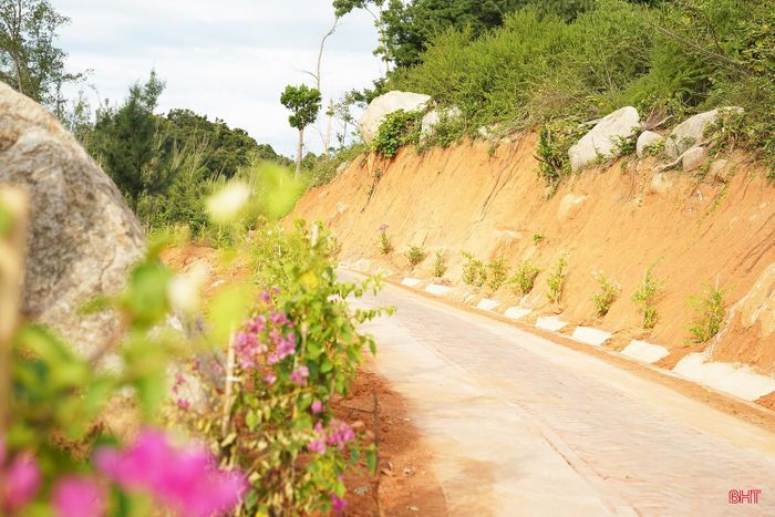 Trước đây, để lên Eo Lói, hải đăng, người dân và du khách phải men theo những lối mòn gập ghềnh, nhiều đoạn dốc và khó di chuyển. Việc đầu tư tuyến đường mới đã tạo điều kiện thuận lợi, an toàn hơn cho ngư dân khi đi đánh bắt hải sản cũng như người dân, du khách khi đến tham quan, trải nghiệm.