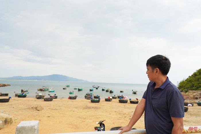  Ông Phạm Quốc Tráng (TP Hà Nội) cho biết: "Tôi và gia đình đến nghỉ dưỡng tại Khu du lịch nghỉ dưỡng Quỳnh Viên, sau đó tham quan cung đường này. Tôi thích cảm giác được đi giữa không gian núi và biển, mỗi điểm dừng chân lại mang đến một góc nhìn khác nhau. Đây là trải nghiệm rất thú vị mà không phải địa phương ven biển nào cũng có". 
