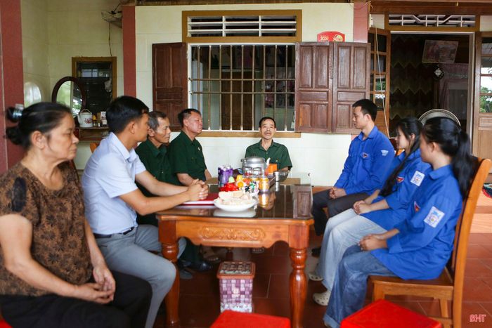 Ông Nguyễn Thế Khoa ôn lại ký ức hào hùng những ngày tham gia chiến đấu bảo vệ Tổ quốc ở biên giới Tây Nam cùng các CCB và ĐVTN xã Sơn Giang.