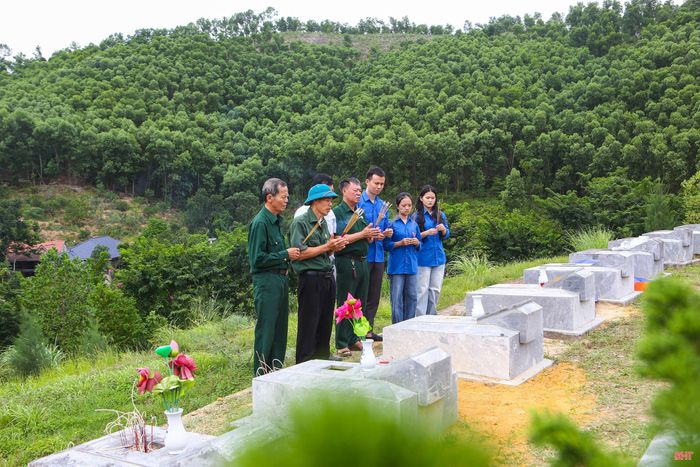 Ông Nguyễn Thế Khoa cùng các CCB và ĐVTN xã Sơn Giang viếng các anh hùng liệt sĩ tại Nghĩa trang Liệt sĩ Nầm.
