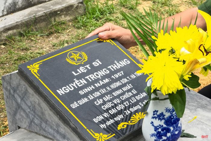 Phần mộ liệt sĩ Nguyễn Trọng Thắng tại Nghĩa trang Liệt sĩ Nầm (xã Tứ Mỹ).