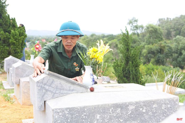 Ông Nguyễn Thế Khoa rưng rưng trước ngôi mộ liệt sĩ Nguyễn Trọng Thắng vừa được quy tập về Nghĩa trang Liệt sĩ Nầm.