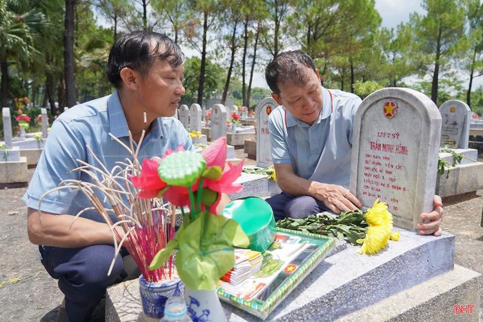 Ông Trần Minh Giang xúc động: “Mỗi lần vào thắp hương cho bác, gia đình chúng tôi đều cảm nhận rõ hơn sự hy sinh to lớn của thế hệ cha anh. Đây không chỉ là dịp để tri ân bác và các liệt sĩ mà còn là lời nhắc nhở con cháu hôm nay phải luôn trân trọng, gìn giữ những giá trị của hòa bình và độc lập mà các thế hệ đi trước đã đánh đổi bằng máu xương”.