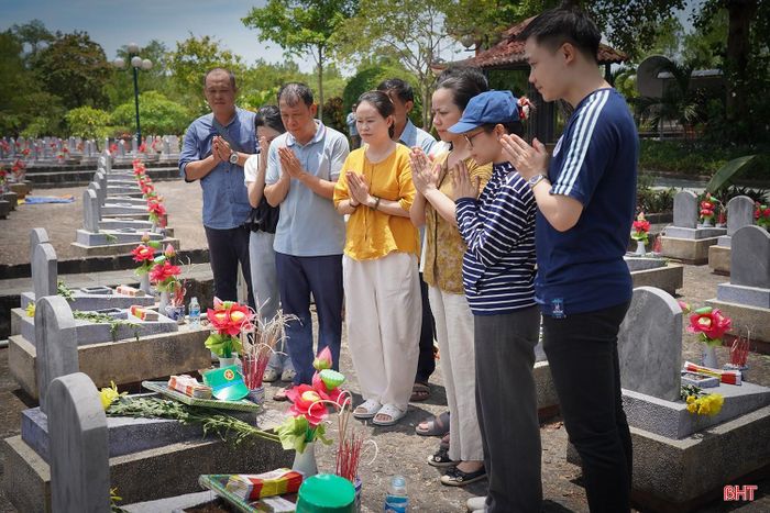Trong dòng người thành kính về đây có gia đình ông Trần Minh Giang (xã Xuân Lộc, Hà Tĩnh). Ông cùng người thân vào nghĩa trang thắp nén hương cho bác ruột là liệt sĩ Trần Minh Hồng (SN 1950), hy sinh khi mới 19 tuổi.