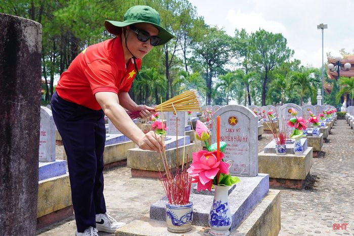 Những ngày tháng Bảy tri ân, dòng người từ khắp mọi miền đất nước về Nghĩa trang Liệt sĩ Quốc gia Đường 9 để dâng hương, bày tỏ lòng biết ơn sâu sắc đối với các anh hùng liệt sĩ. Nơi đây mỗi năm đón hàng triệu lượt người đến thăm viếng, tưởng nhớ những người đã hy sinh vì sự nghiệp giải phóng dân tộc, thống nhất đất nước.