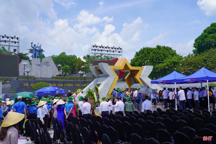 Nhân kỷ niệm 79 năm Ngày Thương binh - Liệt sĩ (27/7/1947 - 27/7/2026), nhiều đoàn đại biểu, người dân, trong đó có các gia đình từ Hà Tĩnh đã đến Nghĩa trang Liệt sĩ Quốc gia Đường 9 (phường Đông Hà, tỉnh Quảng Trị) dâng hương, tưởng niệm những người đã anh dũng hy sinh vì độc lập, tự do của Tổ quốc.
