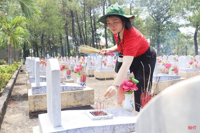 Có mặt tại nghĩa trang để dâng hương, chị Nguyễn Thị Thanh Huyền (phường Đông Hà, Quảng Trị) bày tỏ: "Chúng ta được sống trong hòa bình hôm nay là thành quả của biết bao thế hệ đi trước đã hy sinh. Do đó, việc đến đây thắp hương, tìm hiểu lịch sử không chỉ là hoạt động tri ân mà còn là trách nhiệm để gìn giữ và tiếp nối những giá trị tốt đẹp của dân tộc”.