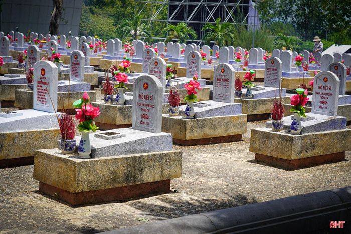 Nghĩa trang Liệt sĩ Quốc gia Đường 9 luôn được các cấp, ngành quan tâm gìn giữ, chăm sóc, trở thành không gian tưởng niệm trang nghiêm.