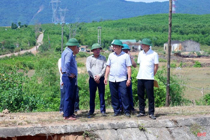 Kiểm tra tại hiện trường, Phó Chủ tịch UBND tỉnh Hồ Huy Thành đánh giá: kênh chính Sông Rác phục vụ tưới tiêu cho diện tích lớn đất nông nghiệp nhưng được xây dựng hơn 40 năm trước, nhiều hạng mục đã xuống cấp nghiêm trọng. Việc xảy ra sự cố đúng vào cao điểm cấp nước sản xuất hè thu đòi hỏi phải xử lý với tinh thần khẩn trương nhất.