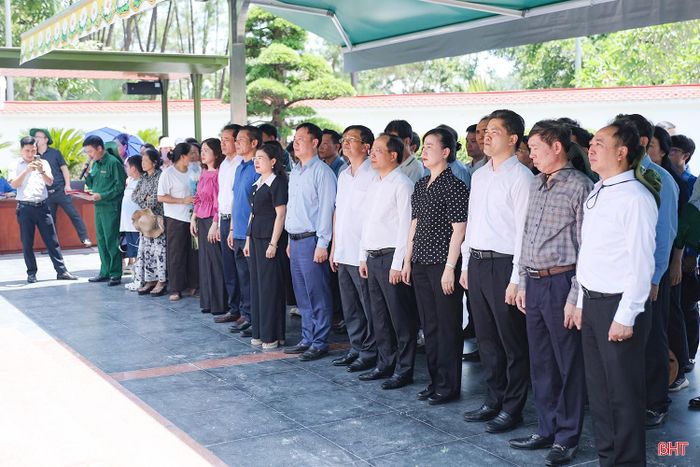 Đoàn đến dâng hương tại Khu mộ 10 nữ anh hùng liệt sĩ thanh niên xung phong hy sinh tại chiến trường Đồng Lộc.