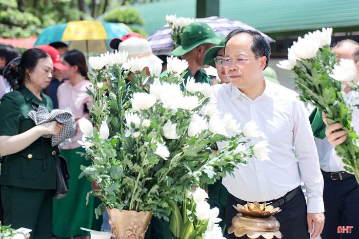 Bí thư Tỉnh ủy Nguyễn Duy Lâm dâng hoa lên phần mộ 10 nữ anh hùng liệt sĩ thanh niên xung phong.