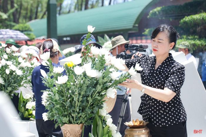 Bộ trưởng Bộ Y tế Đào Hồng Lan thành kính dâng hoa tại Khu mộ 10 nữ anh hùng liệt sĩ thanh niên xung phong.