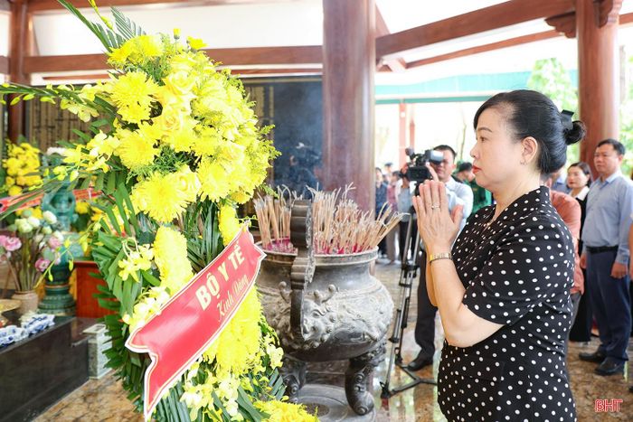 Bộ trưởng Bộ Y tế Đào Hồng Lan dâng hoa tưởng niệm tại Nhà bia tưởng niệm liệt sĩ thanh niên xung phong toàn quốc.
