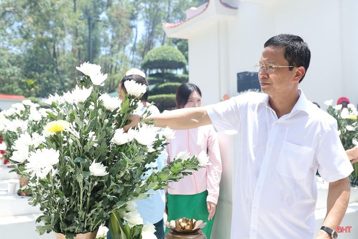 Phó Chủ tịch UBND tỉnh Nguyễn Trọng Hiếu dâng hoa lên phần mộ 10 nữ anh hùng liệt sĩ thanh niên xung phong.