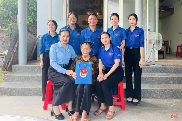 Cũng trong chuỗi hoạt động, tuổi trẻ xã Kỳ Hoa đã đến thăm và tổ chức bữa cơm tri ân tại gia đình Mẹ Việt Nam Anh hùng Đào Thị Chìu (92 tuổi). Mẹ là vợ của liệt sĩ Mai Quang Tâng và là mẹ của liệt sĩ Mai Văn Thành – người đã viết đơn tình nguyện vào chiến trường Quảng Trị khi mới 17 tuổi rồi anh dũng hy sinh. Hiện mẹ sống một mình, tuổi cao, sức khỏe yếu và được con cháu thay phiên chăm sóc.