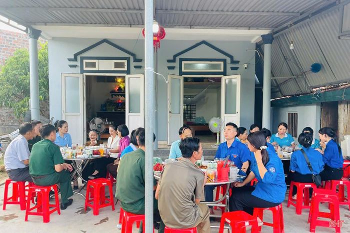 Hướng tới kỷ niệm 79 năm Ngày Thương binh - Liệt sĩ (27/7/1947 - 27/7/2026), tuổi trẻ Hà Tĩnh đã triển khai nhiều hoạt động thiết thực nhằm tri ân người có công với cách mạng, gia đình chính sách. Trong đó, chương trình "Bữa cơm gia đình, ấm tình lòng mẹ" tại gia đình các Mẹ Việt Nam Anh hùng và "Bữa cơm sum vầy, ấm áp yêu thương" tại gia đình thương binh, bệnh binh, thân nhân liệt sĩ đã để lại nhiều cảm xúc.
