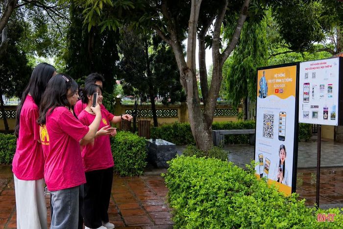 Du khách quét mã QR để khám phá không gian số về Đại thi hào Nguyễn Du và Truyện Kiều.