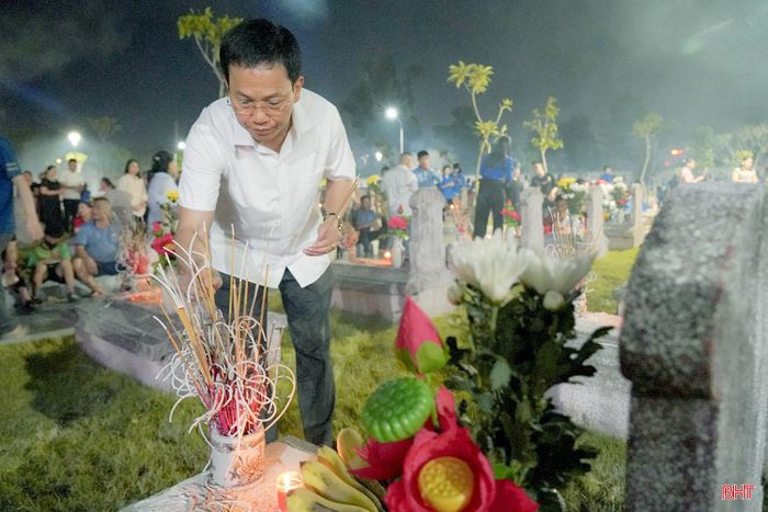 Phó Chủ tịch UBND tỉnh Nguyễn Trọng Hiếu dâng hương lên từng phần mộ liệt sĩ.