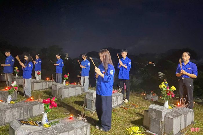 Hơn 400 đoàn viên, thanh niên đã thắp những ngọn nến tri ân bên từng phần mộ, bày tỏ lòng thành kính, biết ơn sâu sắc đối với các anh hùng liệt sĩ đã anh dũng hy sinh vì độc lập, tự do của Tổ quốc.