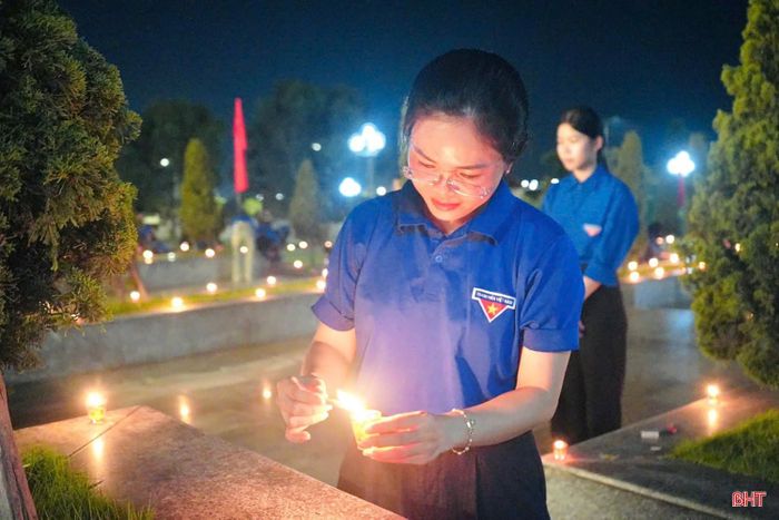 Đoàn viên, thanh niên phường Sông Trí thắp nến tri ân tại nhà bia tưởng niệm các anh hùng liệt sĩ trên địa bàn.