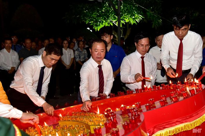 Trong không khí trang nghiêm, những ngọn nến tri ân được thắp sáng trước Tượng đài Tổ quốc ghi công Nghĩa trang Liệt sĩ Hồng Lĩnh (phường Bắc Hồng Lĩnh).