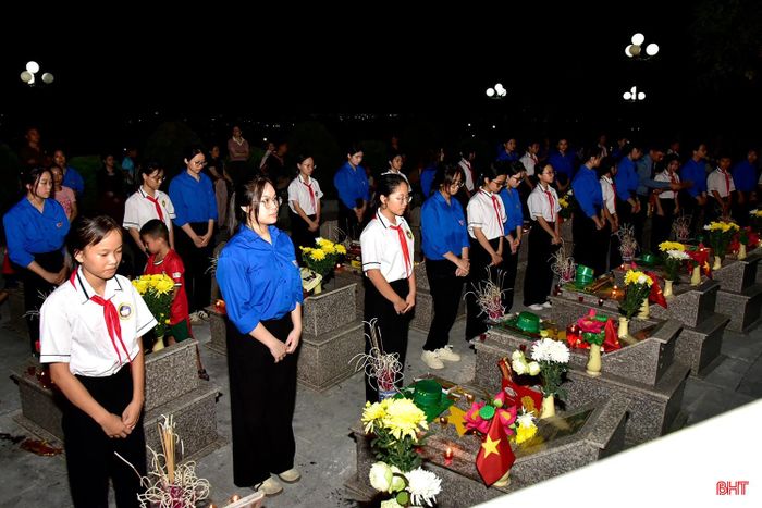 Các đoàn viên, thanh niên, cán bộ, chiến sĩ và Nhân dân đã kính cẩn dâng hương, thắp nến, dành phút mặc niệm, tưởng nhớ công lao to lớn của các anh hùng liệt sĩ.