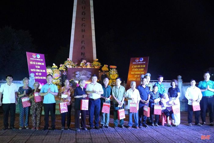Dịp này, UBND xã Hương Khê trao 30 suất quà tặng các gia đình chính sách, thân nhân liệt sĩ (600 nghìn đồng/suất), thể hiện sự tri ân và góp phần chăm lo đời sống người có công với cách mạng.