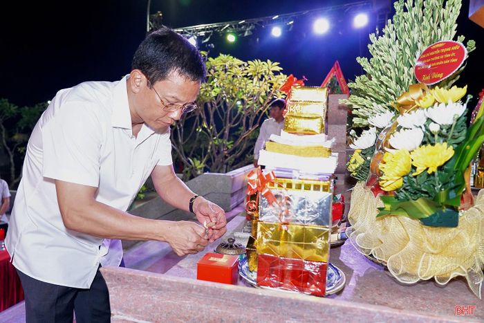 Phó Chủ tịch UBND tỉnh Nguyễn Trọng Hiếu thành kính dâng hương, thắp nến tại Tượng đài Tổ quốc ghi công.