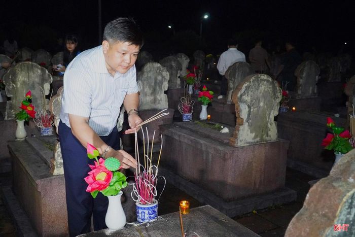Dâng hương lên từng phần mộ, cán bộ và Nhân dân xã Hương Khê nguyện tiếp nối truyền thống cách mạng, phát huy tinh thần đoàn kết, chung sức xây dựng quê hương ngày càng giàu đẹp, văn minh, xứng đáng với sự hy sinh của các thế hệ cha anh.