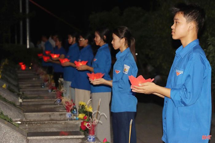 Em Nguyễn Hà My (thôn Yên Trung, xã Đức Thọ) chia sẻ: "Được cùng các đoàn viên tham gia lễ thắp nến tri ân tại nghĩa trang liệt sĩ, em càng thấu hiểu hơn những hy sinh to lớn của các thế hệ cha anh để đất nước có được hòa bình, độc lập như hôm nay. Đây không chỉ là dịp để bày tỏ lòng biết ơn mà còn nhắc nhở thế hệ trẻ chúng em phải sống có trách nhiệm hơn, nỗ lực học tập, rèn luyện và cống hiến để xứng đáng với sự hy sinh của cha anh".