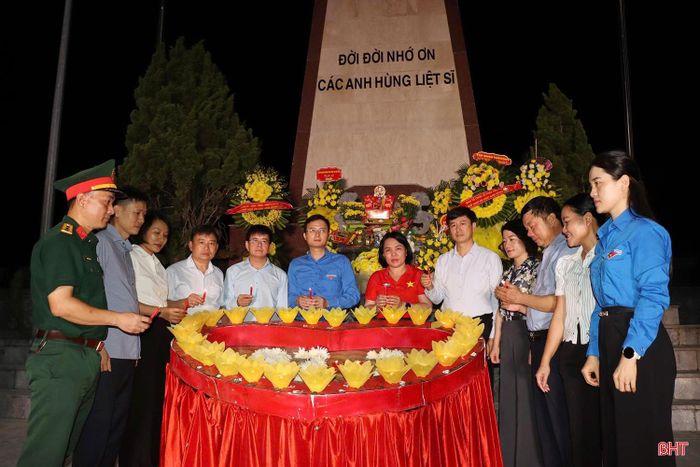 Tại Nghĩa trang Liệt sĩ Đức Thọ - nơi yên nghỉ của gần 600 anh hùng liệt sĩ, tối 26/7, UBND xã Đức Thọ chủ trì, phối hợp với các địa phương lân cận tổ chức lễ thắp nến tri ân.