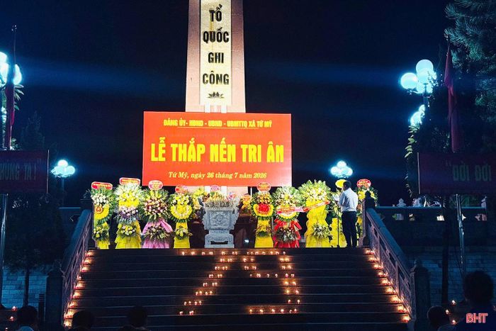 Tại Nghĩa trang Liệt sĩ Nầm, Đảng ủy, HĐND, UBND, Ủy ban MTTQ xã Tứ Mỹ tổ chức lễ thắp nến tri ân tại 1.195 phần mộ các anh hùng liệt sĩ.
