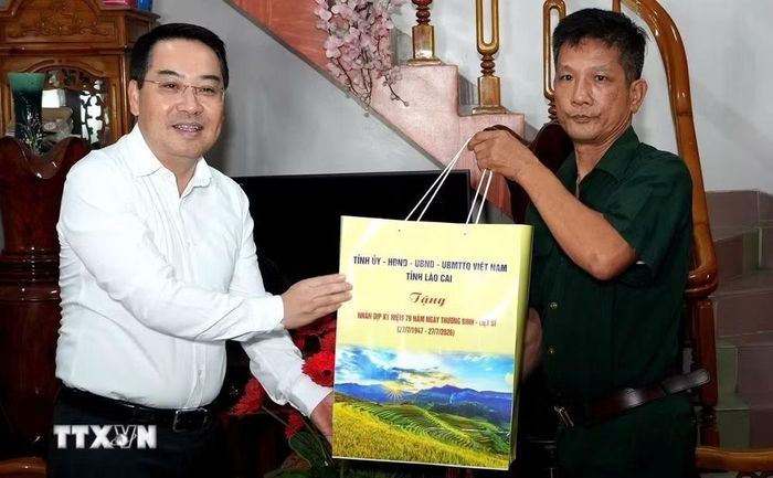 Chủ tịch UBND tỉnh Lào Cai Nguyễn Tuấn Anh thăm hỏi, tặng quà gia đình người có công với cách mạng trên địa bàn tỉnh. (Ảnh: TTXVN phát)